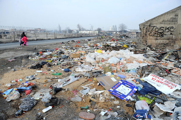 Тоне смећа код моста на Дунаву